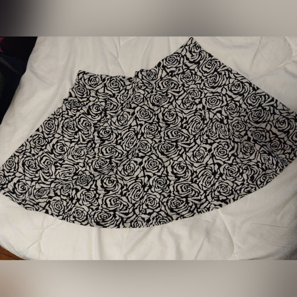 H&M black and white rose pattern skirt